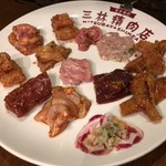 三林精肉店 - ホルモン盛り合わせ