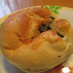 ブーランジェリーノブ - 「東村山黒焼きそばパン」160円（消費税８％込）