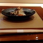 寿司と日本料理 銀座 一 - 蒸し鮑、キャビア、金箔、いくら
