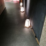 寿司と日本料理 銀座 一 - お店へと続く廊下