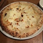 イタリア料理クッチーナ - 4種のチーズピザ☆