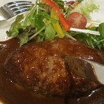 洋食 タケル - ナイフで一刺し目は期待を裏切らない肉汁が溢れました。これは慌てて写真用に２刺目。