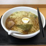 らーめんどんぐり - ワンタンめん、850円。