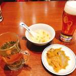 陳麻婆豆腐 - セットのスープ、搾菜とジャスミン茶。デザートの杏仁豆腐も付きます(写真撮影失念)。グラス生ビール¥500。