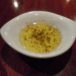 ル・コントワール・デュ・グー - オリーブオイルにブラックペッパーを加えると美味しい