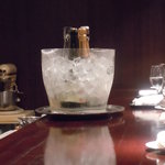 ル・コントワール・デュ・グー - 炭酸水も一緒にﾜｲﾝｸｰﾗｰへ