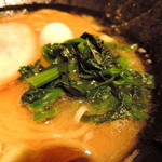 壱壱家 - 家系の形容詞ホウレン草！ 　スープを持ち上げ、優しく存在感を主張する。