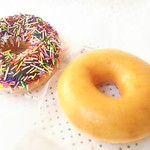 Krispy Kreme Doughnuts - オリジナルグレーズド160円 チョコスプリングル190円