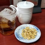 玉蘭 - 紹興酒　500円。お通しが付いています。毎回違いますが、今日はピーナッツ。