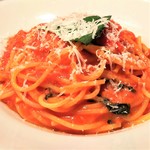 "Spaghetti" with several types of tomatoes and basil