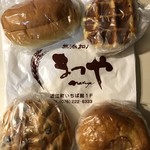 無添加パン　まつや - 左上から能登大納言小豆のバタークリームパン・ワッフル・能登大納言小豆の豆パン・加賀れんこんのパン