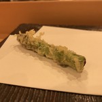 秋田 てんぷら みかわ - アスパラ…穂先は軽く揚げ
