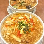 清香園 - 手前　酸辣湯麺・奥　五目そば　どちらも山盛り