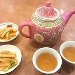 清香園 - 最初にお茶と漬物が出てきました