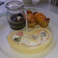 キハチ 青山本店 - デザート盛り合わせ
                ロールケーキ、みかんのタルト、ゴマプリン