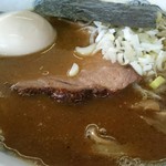 らーめん 萬亀 - ブレンド醤油味玉トッピング。