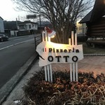 森のレストラン OTTO - 駐車場の入口にある看板