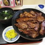 鳴門うどん - これはステーキ丼。そこそこ美味しい。