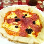 Iru Regaro - 黒オリーブのピザ