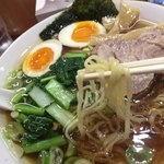 らぁめん蔵持 - 麺は平打ちですが、満来さんほど幅広ではありません