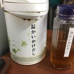 日の出製麺所 - 出汁は自分で好きなのかけてね(*ﾟ∀ﾟ*)
      ネギは今日は切られてたがタマに丸ごとあるのをハサミで切ってのせる事もあります 笑