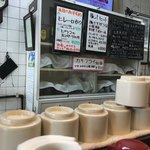 洋食の店ろーりえ - 店内  なんにしようかメニューを見て迷います。