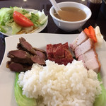 錦福 香港美食 - 「香港式焼物3種盛り」！
                                フォトジェニックな一皿とサラダ＆スープ。
                                素晴らしい焼味、スープも美味しいです。