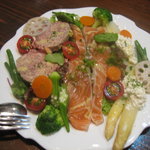 ビストロ バキュース - 前菜・白アスパラ、スモークサーモン、鴨テリーヌ