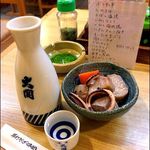 新角屋 - 熱燗2合700円、里芋の煮物400円