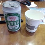 度小月 台南本舖老店 - ビールのコップはコーヒーの紙カップ…
