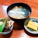 内海八 - 味噌汁と煮物小鉢と漬物