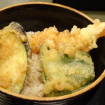 やりうどん - ◆天丼（ハーフ）・・海老・ピーマン・茄子が盛られ、天つゆは薄め。 天つゆは、もう少しお味が濃くてもいいような。