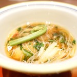 花筐 - 「温物」
      海老芋おかき揚げ、蟹と春菊の餡掛け、こごみ