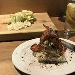 Hakata Nikumakiyasai Kushito Umakasake Chikappa - ポテサラと串をのせる皿