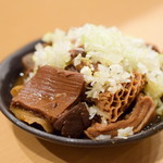 もつ焼き ひろや - 牛もつ煮込み@480円＋税