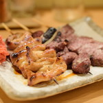もつ焼き ひろや - 串[左から] しろ / かしら / れば：これらにあわせるのは、紅生姜味噌（？）