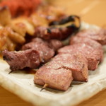 もつ焼き ひろや - 串[右手前から] れば / かしら / しろ