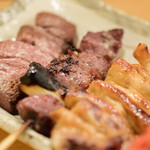もつ焼き ひろや - 串[右手前から] しろ / かしら / れば