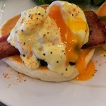 シーサイド カフェ ハノン - エッグベネディクト（１．１００円）到着。