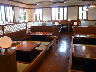 Yakiniku En - 掘りごたつの座敷は、5テーブルあります。