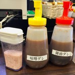 立喰焼肉てんろく - 味付け部隊。左端の容器の中身は岩塩とのこと。「これってヨーロッパのやつ？」『知らないんです』「まあいいか」。