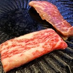 立喰焼肉てんろく - 慎重に焼こう。『食客』の中では、目とともに耳を使って、焼き上がりのタイミングを計っていた。焼肉の焼ける音って、ステキな効果音であると同時に、焼け具合を表す情報でもあるわけだ。