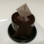 ショコラトリー・パティスリー ソリリテ - スパイシーでウッディテイストのチョコムースにバニラクリームをプラス、サンタンデール518円