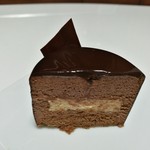 ショコラトリー・パティスリー ソリリテ - 重厚で華やかなエピスがスルリと舌に広がるビターチョコムースと、アニスが薫るバニラクリームが合う！