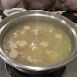 大海 - 水炊きは鶏肉とつくねが煮込まれて出来上がった状態でテーブルに運ばれて来ました。
