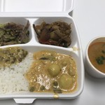 アジアンランチ - ランチボックス 白米 650円 ※メルマガ会員50円引き (エッグカシューナッツカレー, イカとフクロ茸の田舎炒め, タップワーン, 鶏肉とグリーングラムのカレー) トムヤムスープ 100円 2018年2月26日ランチ