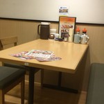 浜田屋 - テーブル席です