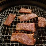 焼肉酒場 肉ノ助 トーキョー - 「赤身」を食べきったあとは、金網の上に「カルビ」を投下。