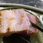 焼肉酒場 肉ノ助 トーキョー - 「雲仙ポークベーコン」は、分厚く旨味も濃厚な上に、ベーコンならではの燻した風味もきいておつまみ的な美味しさに大興奮！