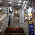 今回はしっかりと事前予約してきたので、焦らずゆっくりと階段を登って店内へと進みます。